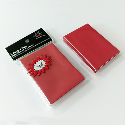 Lengan Kartu Pengacak Mudah Merah 66x91mm Lengan Pelindung Kartu Bermain SGS